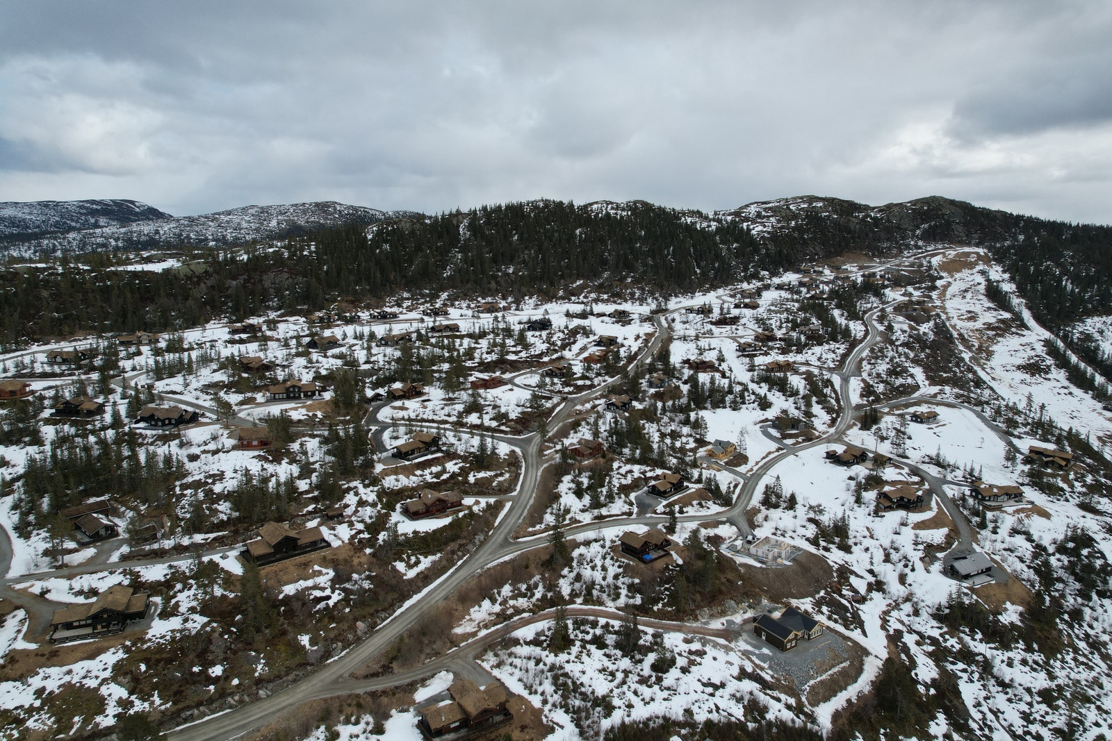 Dronebilde av hyttefeltet. Skisenteret kan sees på høyre side i bildet Galleribilde