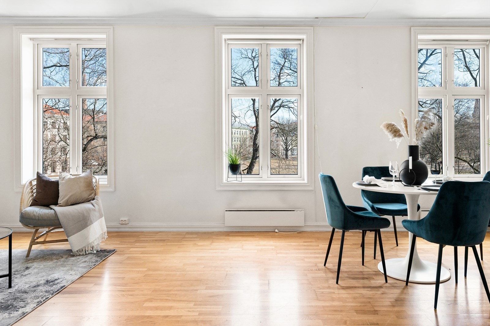 Lys og gjennomgående leilighet med store vindusflater og nydelig utsikt mot Sofienbergparken Galleribilde