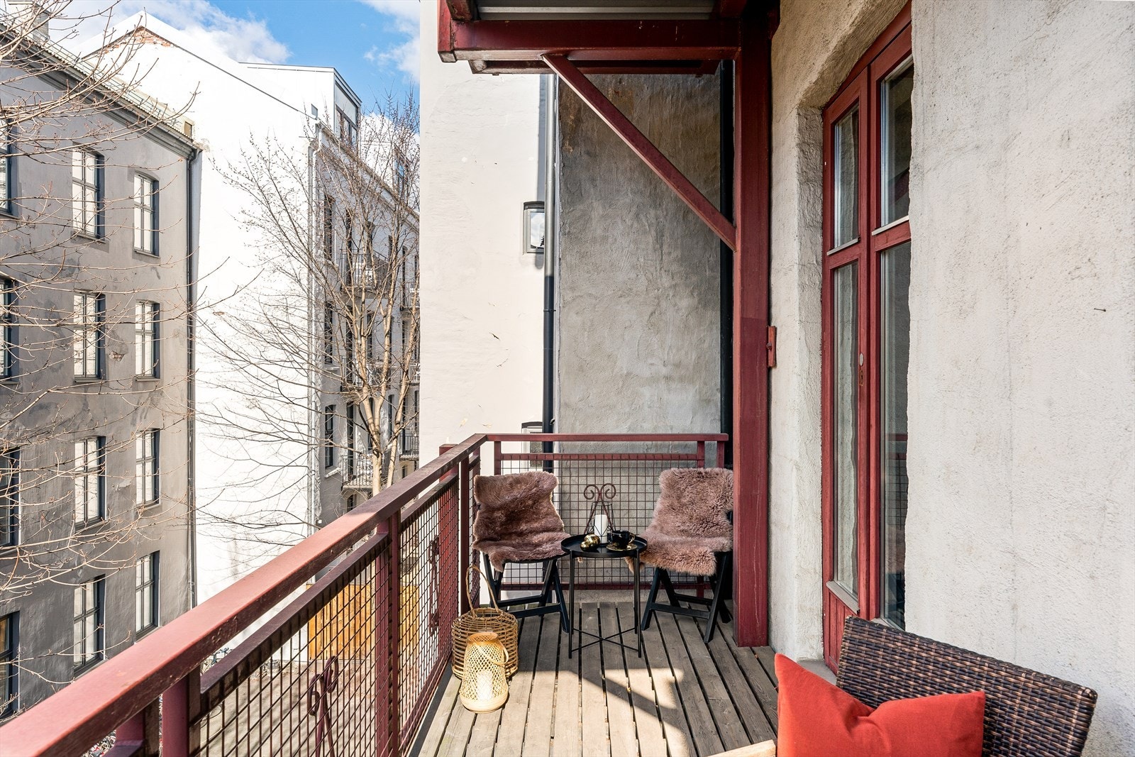 Balkongen er overbygget og dermed beskyttet mot vær og vind Galleribilde