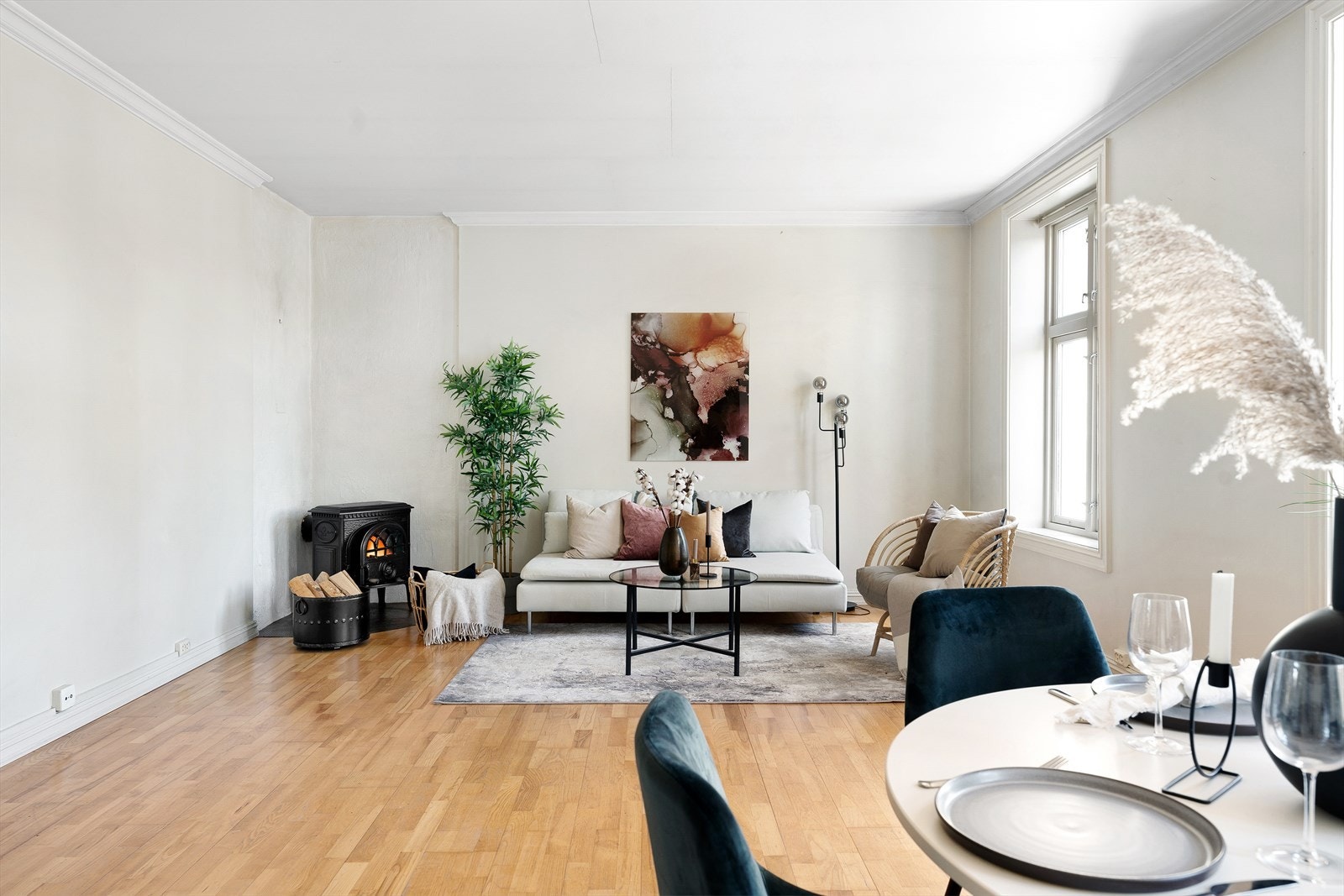 De store vindusflatene, kombinert med god takhøyde og lyse veggflater gir et lyst og luftig inntrykk og god romfølelse Galleribilde