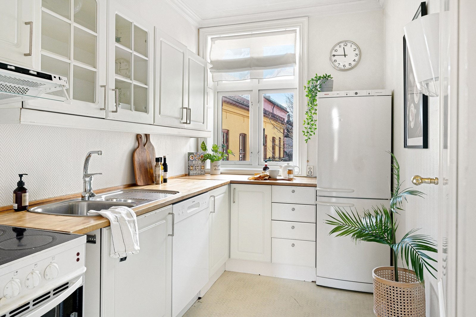 Romslig, separat kjøkken som har godt med skap- og benkeplass Galleribilde