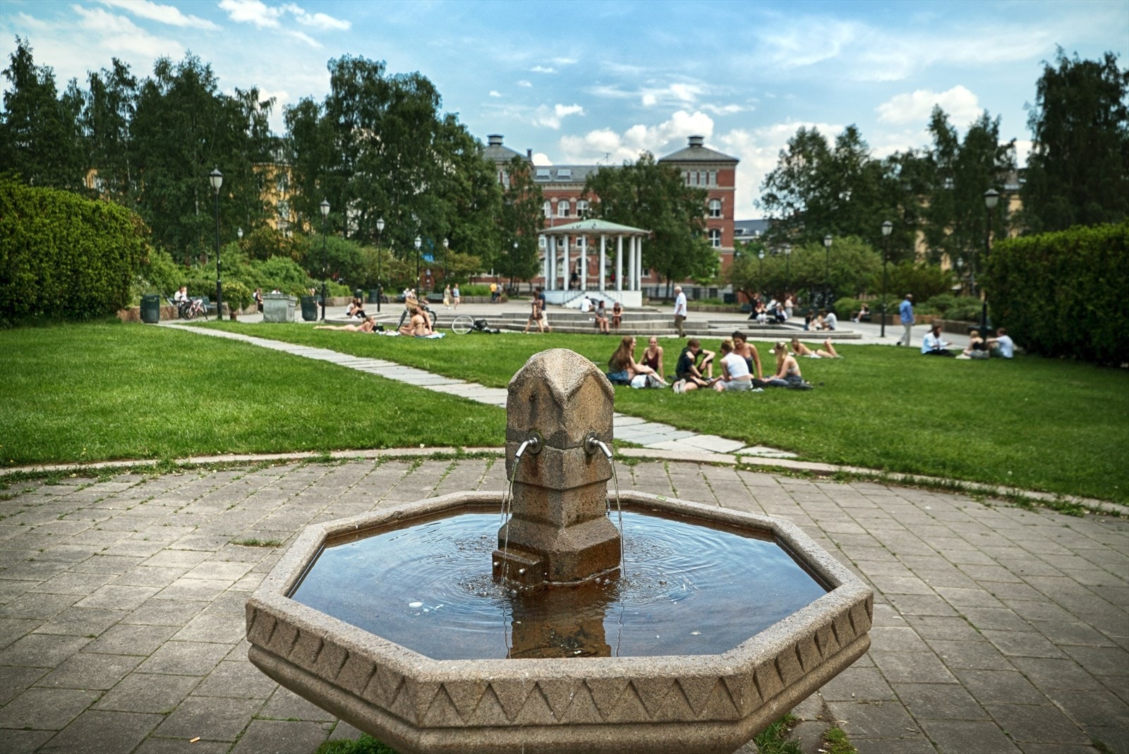 Like ovenfor har du populære Birkelunden med park, holdeplass for trikk og koselige spisesteder Galleribilde