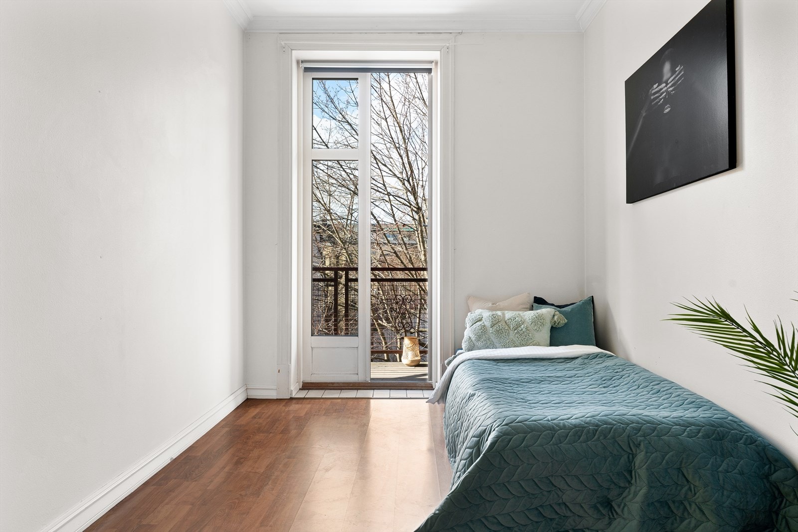 Fine møbleringsmuligheter med plass til seng, skrivebord, skap og øvrig interiør Galleribilde