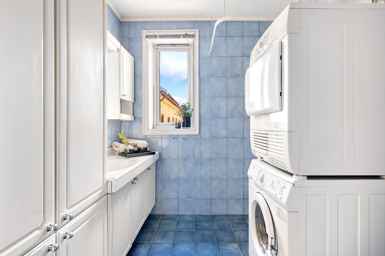 Flislagt baderom/vaskerom med gulvvarme Galleribilde