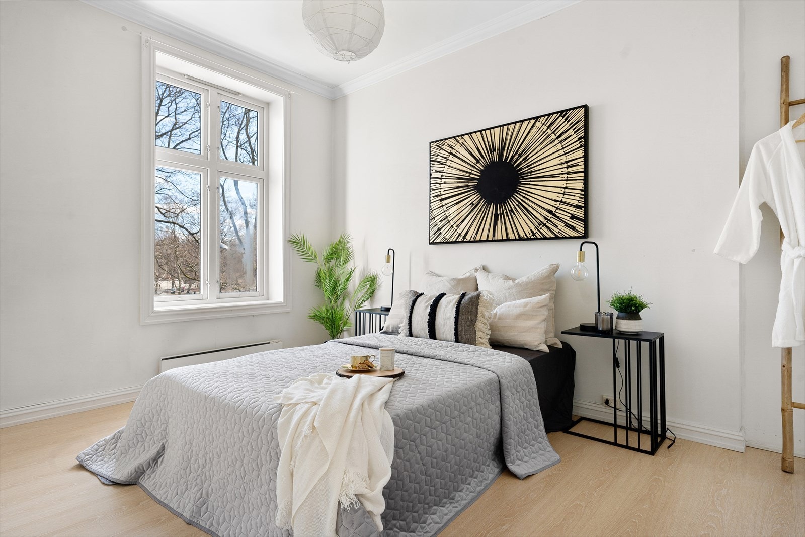 Romslig og luftig hovedsoverom med god plass til dobbeltseng, tilhørende nattbord og oppbevaring Galleribilde