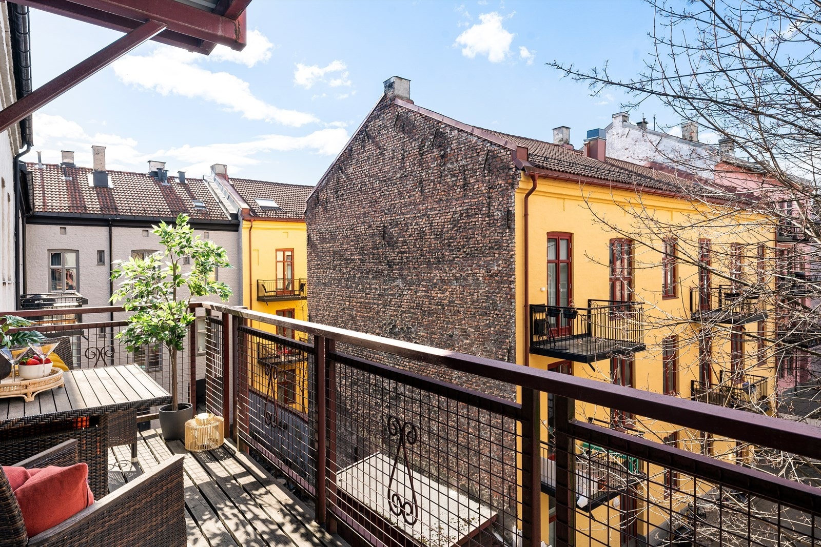 Fra soverommet er det utgang til den flotte, solrike balkongen på 9 m² Galleribilde