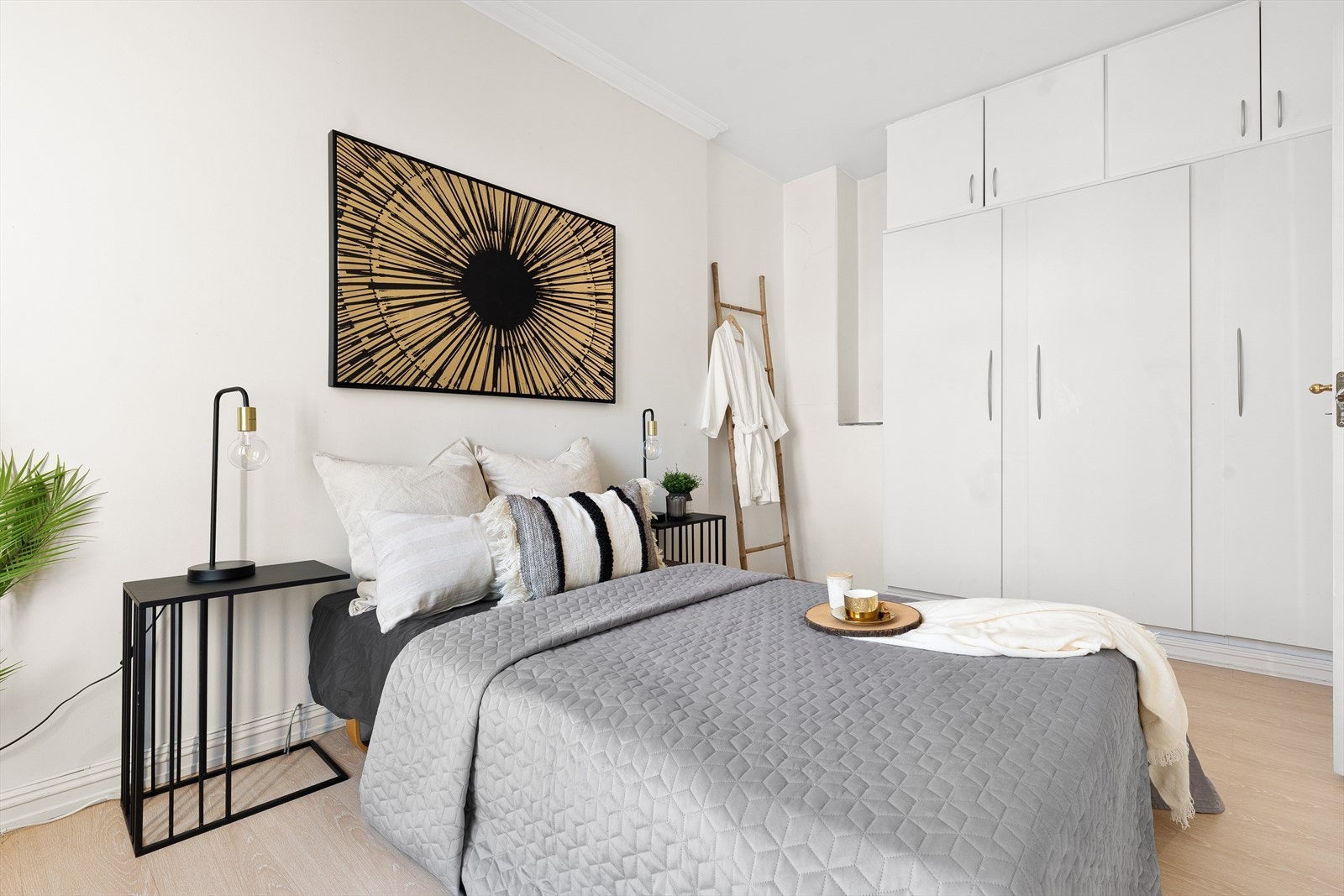 Store innebygde garderobeskap gir godt med oppbevaringsplass Galleribilde