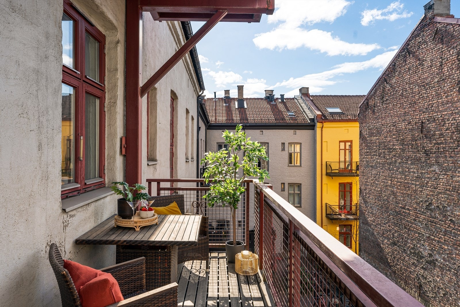 Balkongen i sin helhet vender ut mot et rolig og opparbeidet indre gårdsrom Galleribilde