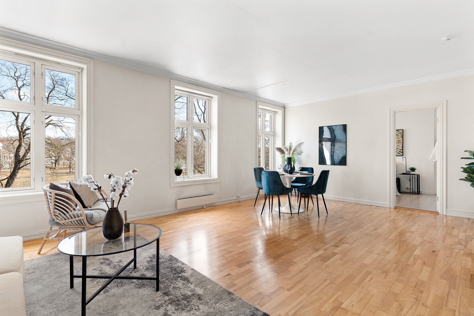 Stuen er lett å møblere, og har god plass til sofagruppe, TV med tilhørende møblement og spisegruppe Galleribilde