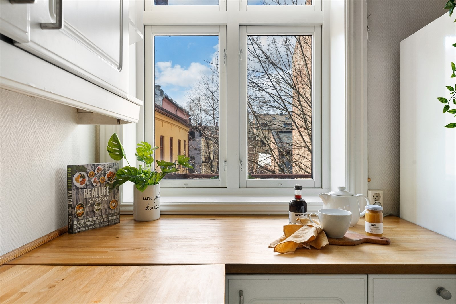 Stort vindu på kjøkken gjør det lett å lufte ut Galleribilde