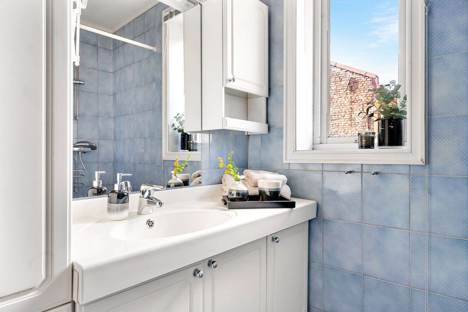 Vindu på badet slipper rikelig med lys inn og gjør det lett å lufte ut Galleribilde