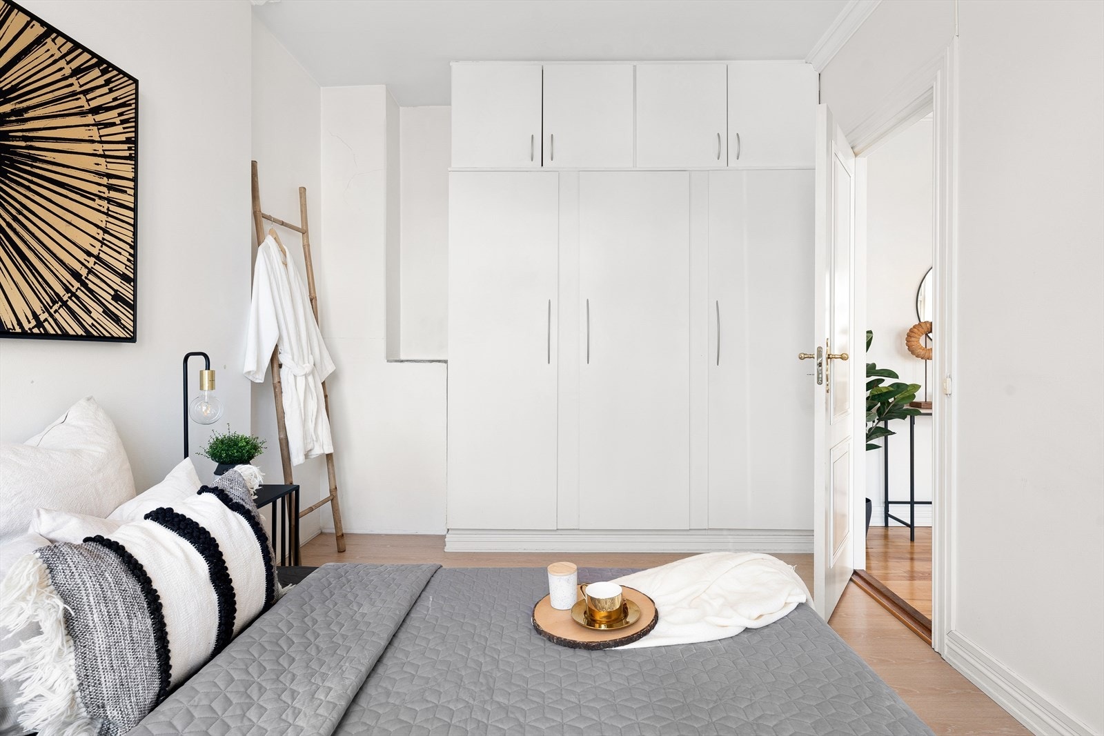 Mulighet for å sette inn peis på soverommet. Det er et pipeløp til venstre ved siden av skapet Galleribilde