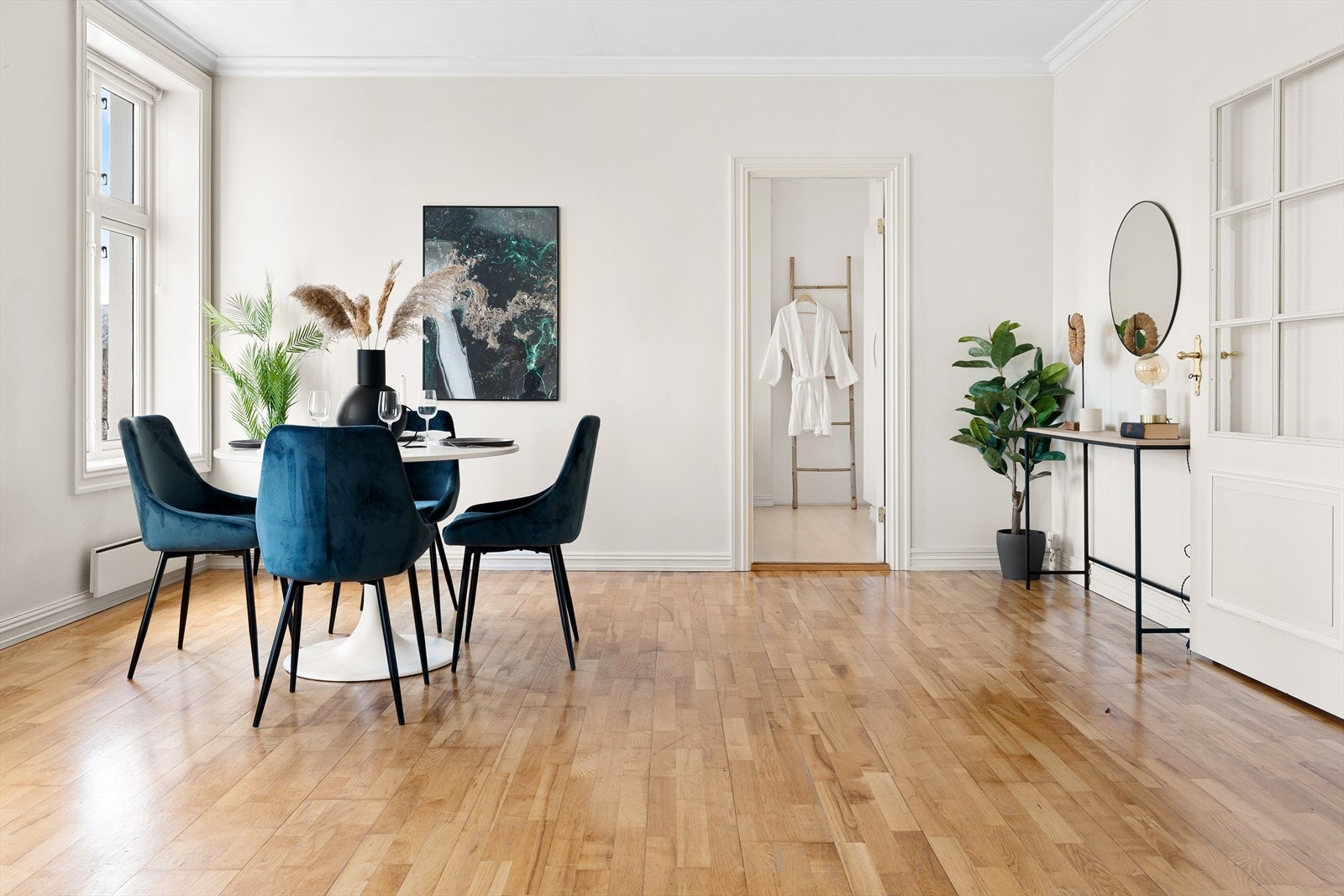 Spisestue med hyggelig utsyn mot parken Galleribilde