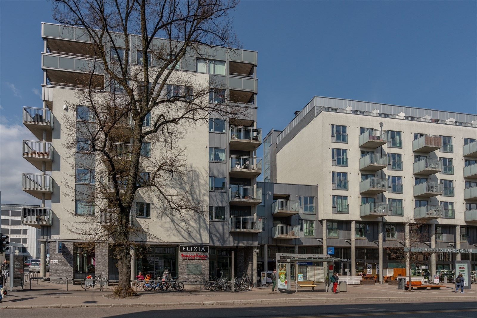 Få minutters gange fra leiligheten finner du Ringnes Park med umiddelbar tilgang til kollektiv transport og "alt" man trenger av servicetilbud og fasiliteter Galleribilde