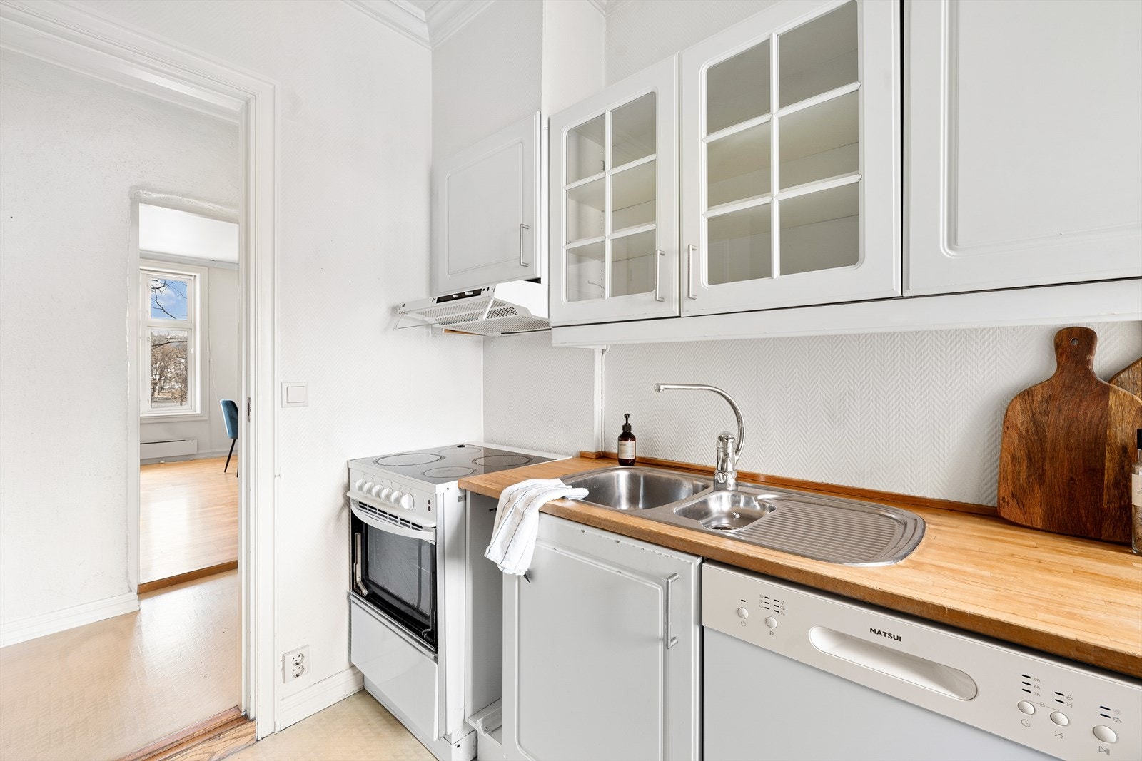 Innredningen er utstyrt
med stålvask m/oppvaskbenk og opplegg for komfyr og oppvaskmaskin. Kjøkkenventilator med avtrekk ut Galleribilde