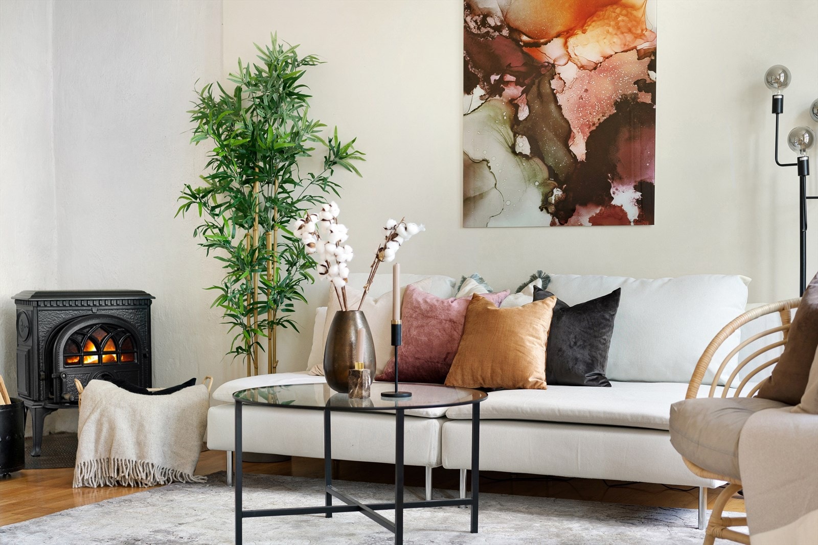 Peisovnen varmer godt og skaper en god atmosfære i rommet Galleribilde