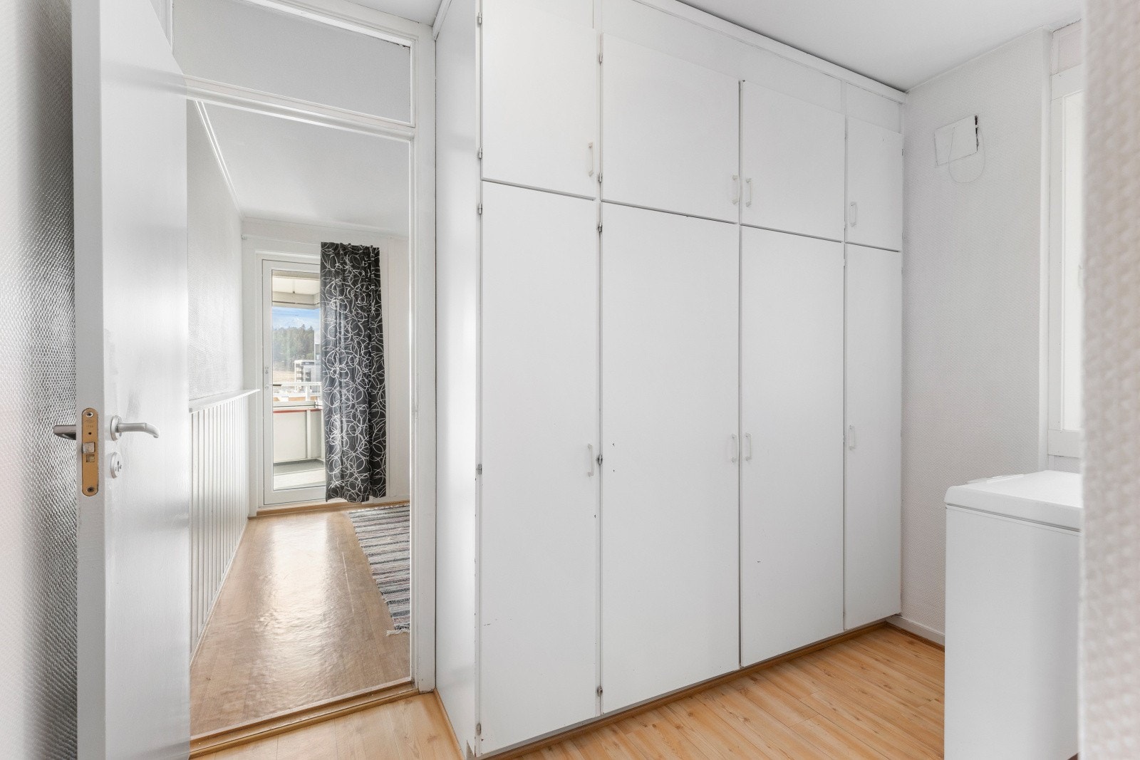 Omkledningsrom i tilknytning til soverom 1. Her finnes det eksempler på at rommet har blitt utnyttet som både babyrom, kontor, liten TV-stue og dagens omkledningsrom. Galleribilde