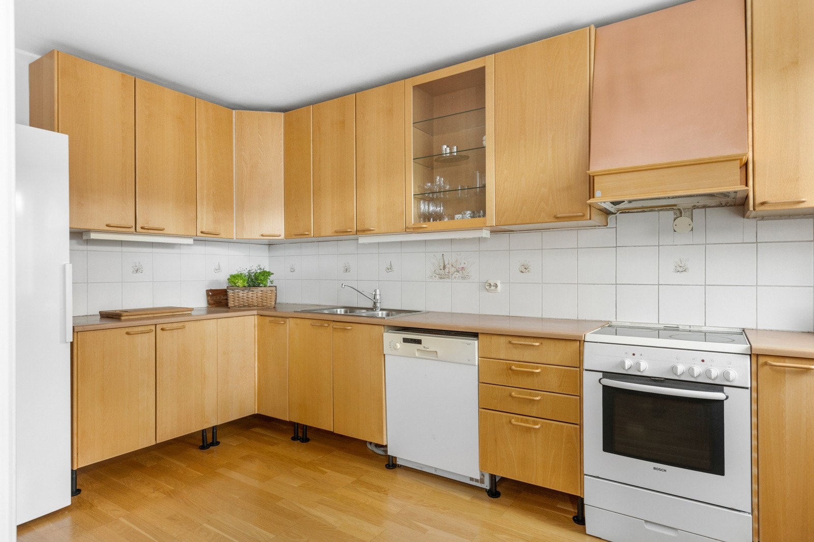 Kjøkkenet byr på mye skap- og benkeplass. Galleribilde