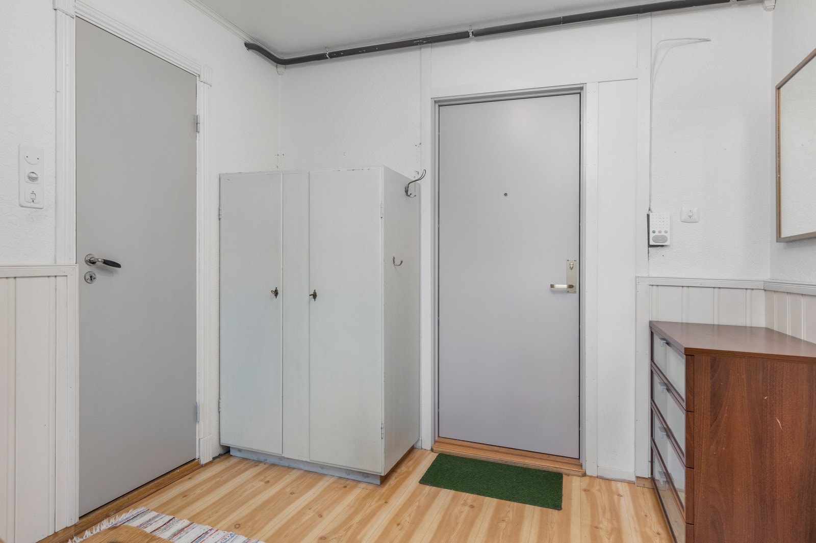 Leiligheten har en romslig entré på ca. 6,6 kvm. Sikringsskapet er oppgradert med automatsikringer. Galleribilde