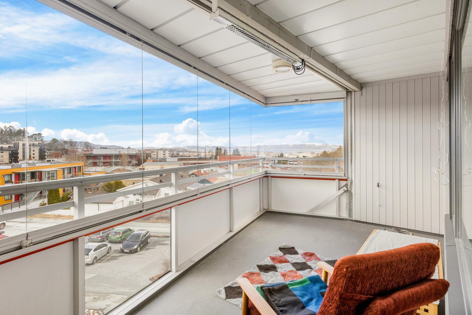 Fra stuen er det utgang til vestvendt balkong med glimrende solforhold fra ca. kl. 13:00 til solnedgang på sommerstid. Galleribilde