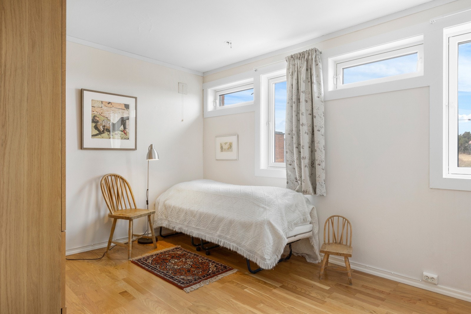 Soverom 2 er opprinnelig to rom, dvs. at leiligheten originalt har totalt tre soverom. Om man har behov for et tredje soverom kan dette enkelt reverseres. Galleribilde