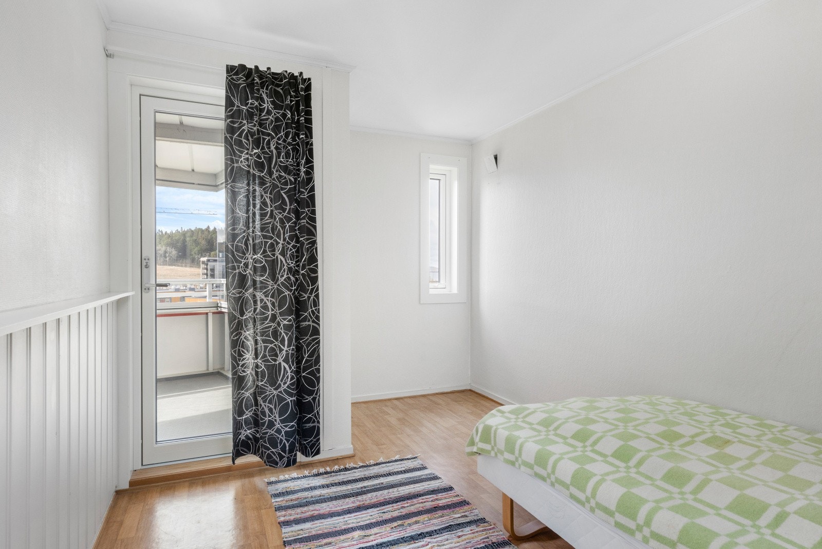 Soverom 1 er på hele 16 kvm og har egen utgang til balkongen. Galleribilde