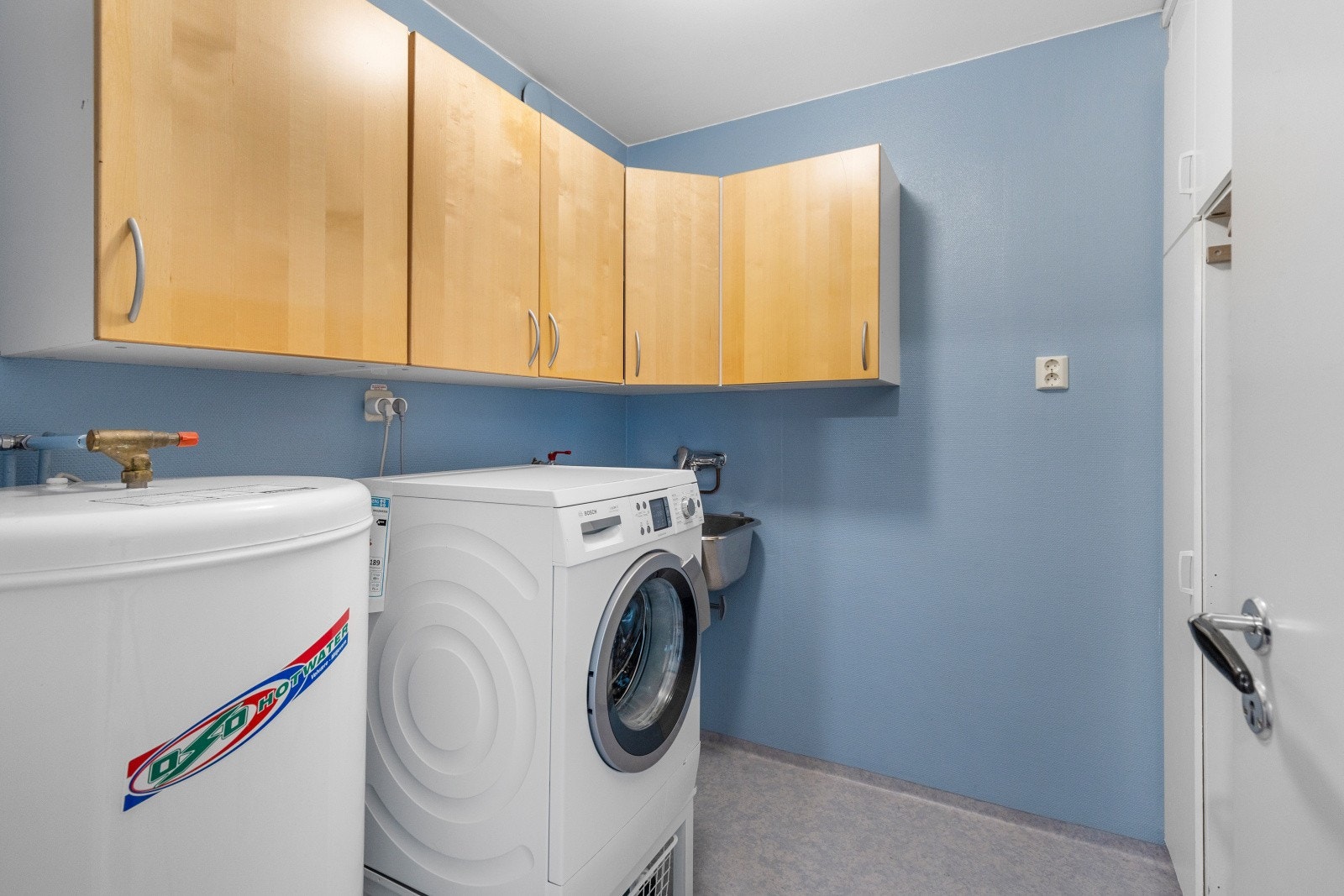 Vaskerommet er på 5 kvm. De fleste som pusser opp våtrommene velger å etablere nytt bad i det originale vaskerommet, da dette rommet er større. Konfr.. megler. Galleribilde