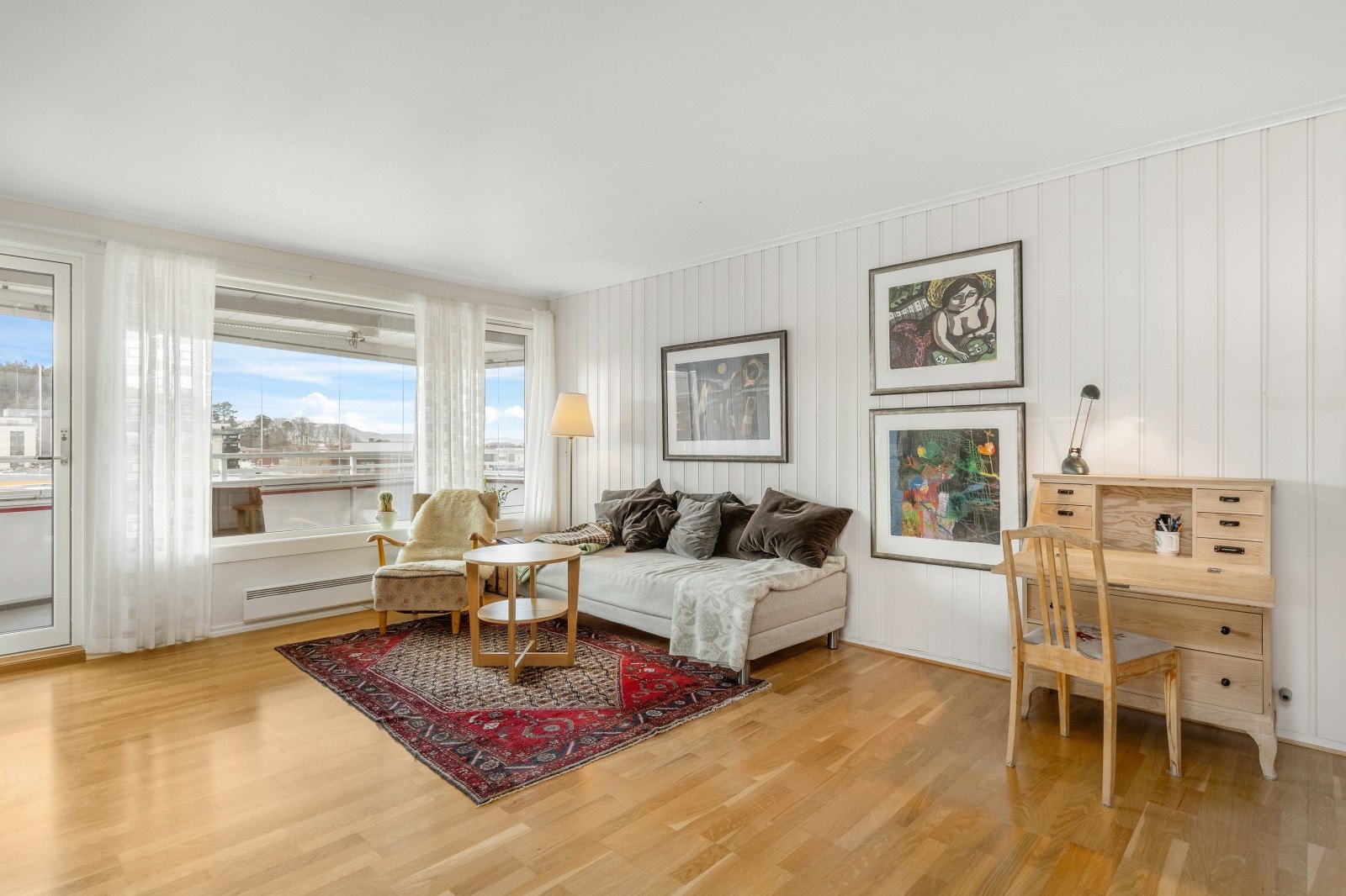 Store vindusflater gir et godt lysinnslipp, som sammen med beliggenhet i øverste etasje bidrar til en lett og luftig atmosfære. Galleribilde