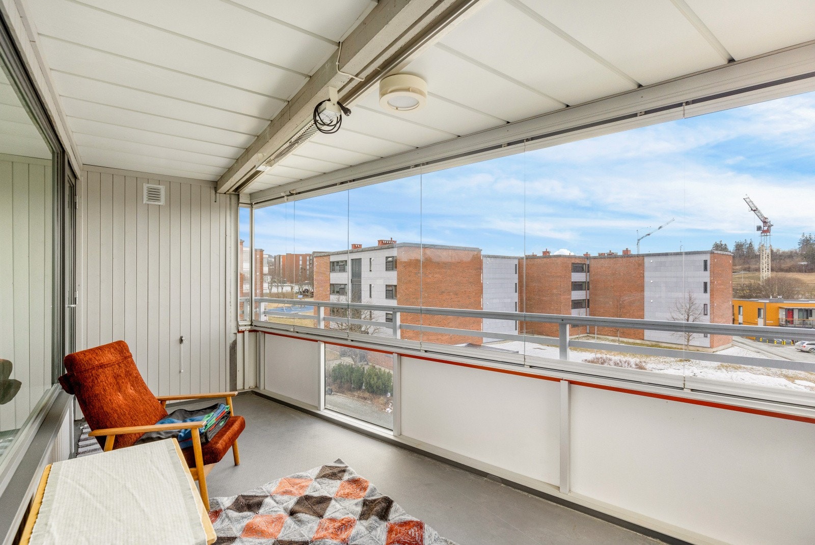 Balkongen er innglasset og er på ca. 10 kvm, med god plass til utemøblement. Glassene kan skyves til siden for å få en åpen balkong. Galleribilde