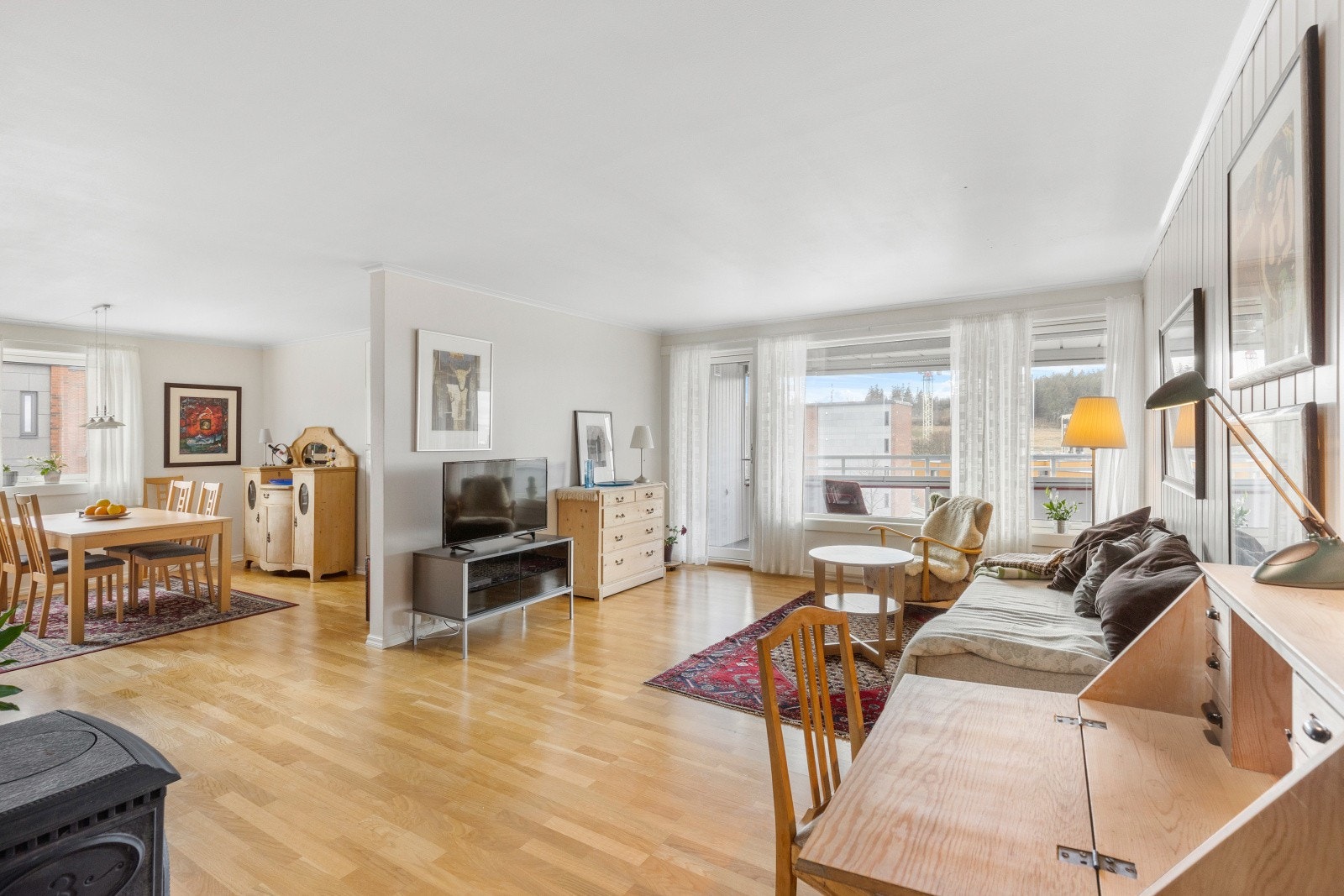 EiendomsMegler 1 v/Frank Robert Bae har gleden av å presentere en romslig 3(4)-roms toppleilighet beliggende i populære Brundalen BL. Galleribilde