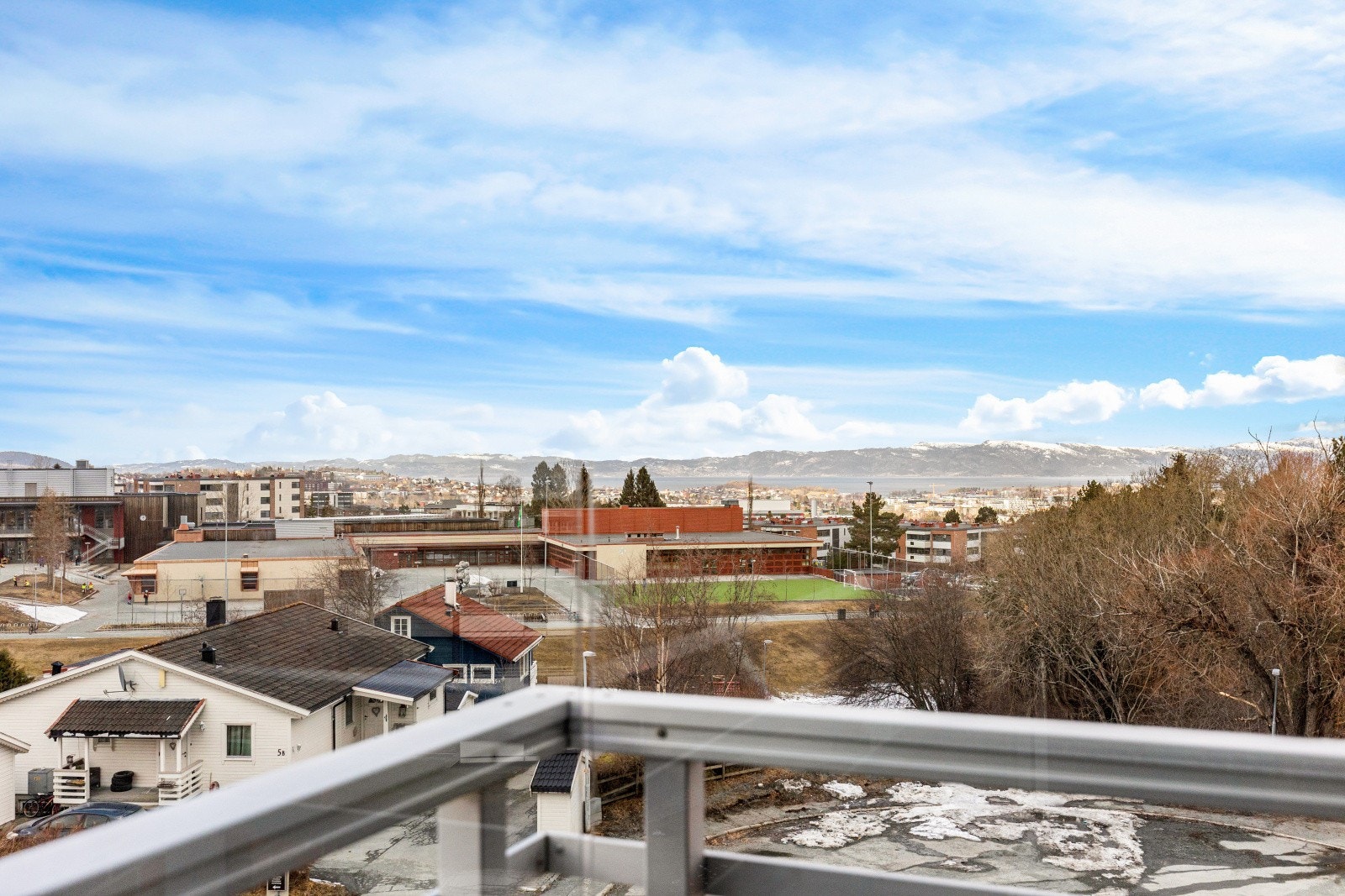 Her har man en av de beste, om ikke dèn beste, beliggenheten i hele borettslaget. Det er kun en håndfull av borettslagets 552 leiligheter som kan skilte med tilsvarende sol- og utsiktsforhold. Galleribilde
