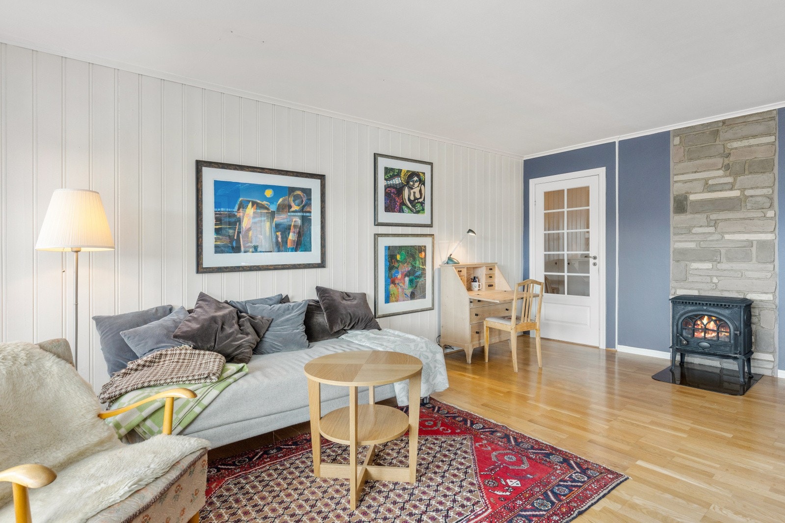 Vedovn på stue. Bygget ble utvendig renovert i 2019 (etterisolering, vinduer, drenering osv), og leiligheten har et lavt energiforbruk. Galleribilde