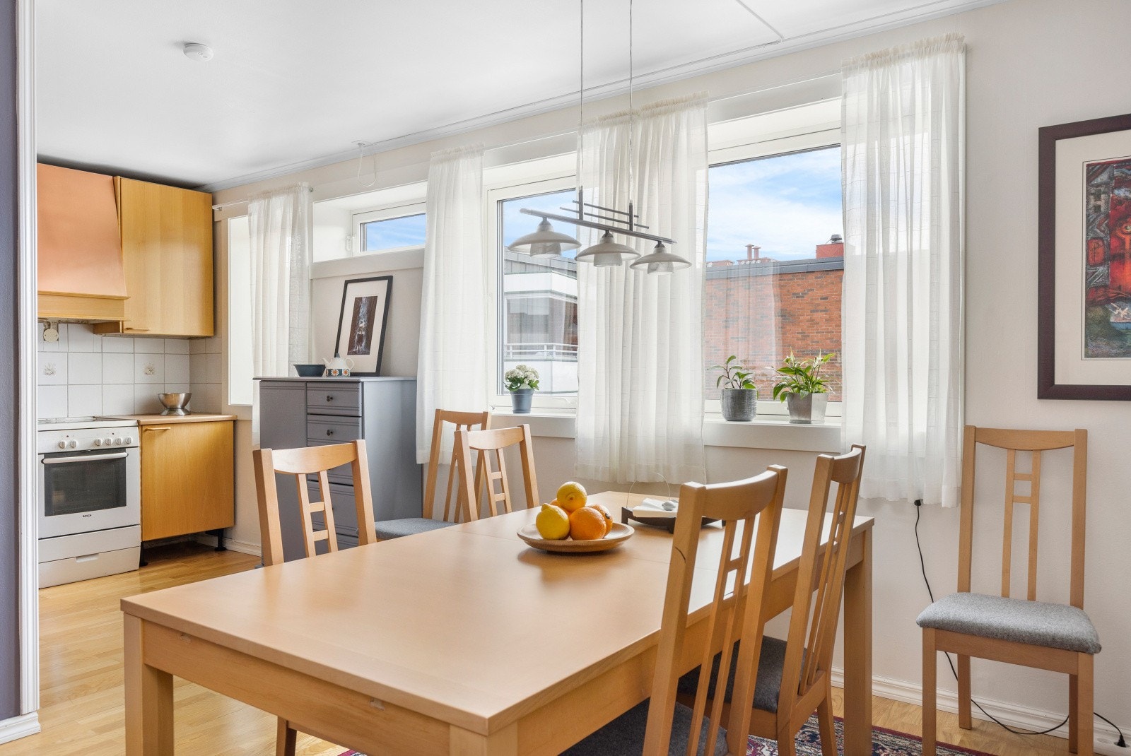 Spisebordet faller naturlig på plass i overgangen til kjøkkenet. Galleribilde