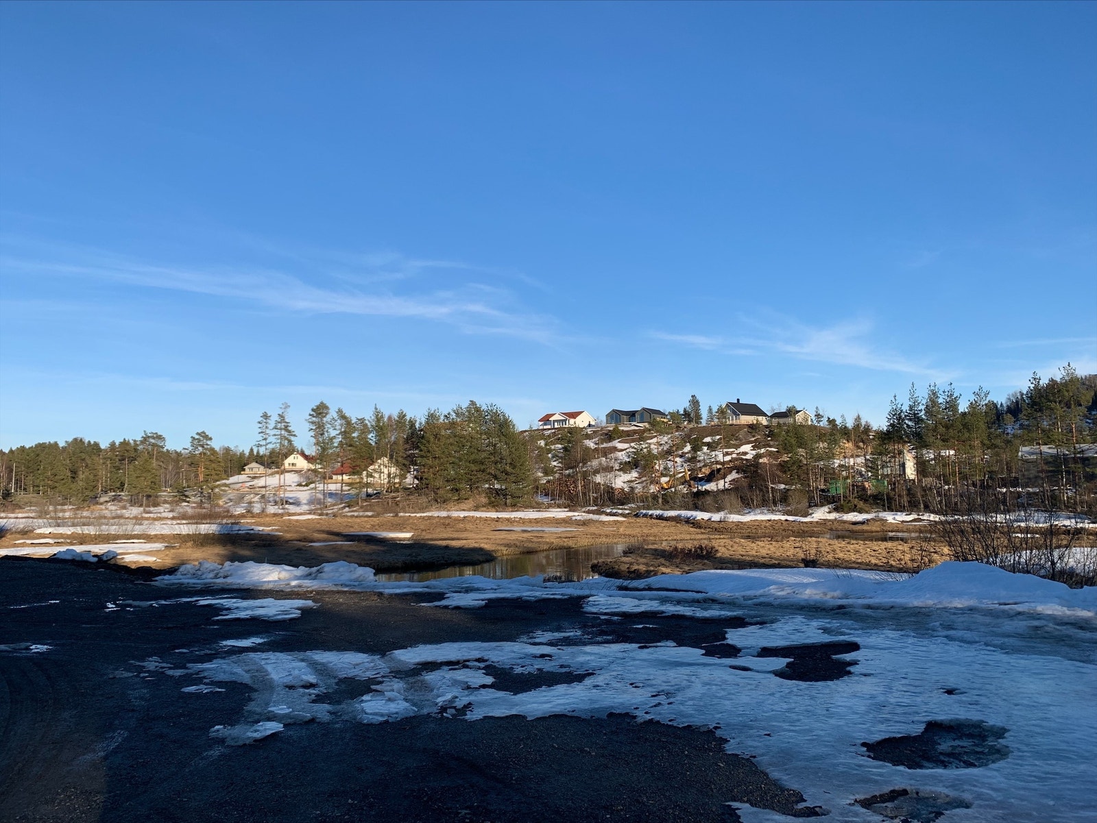 Fra boligområdet mot Storelva og Tjennheia boligfelt på oversiden. Galleribilde