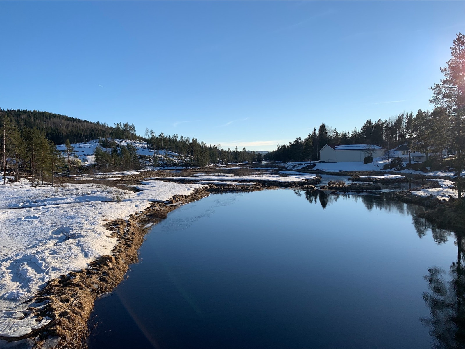 Storelva. Boligområdet ligger til høyre Galleribilde