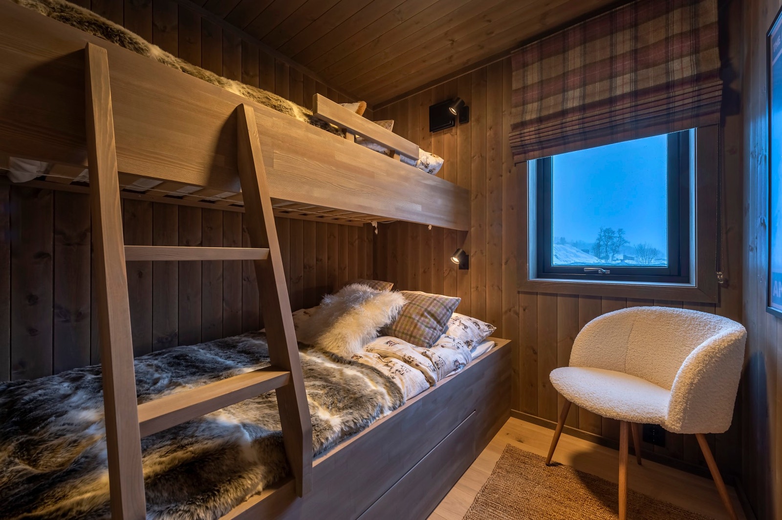 I 2. etasje er det plassbygde senger i alle soverom. Galleribilde