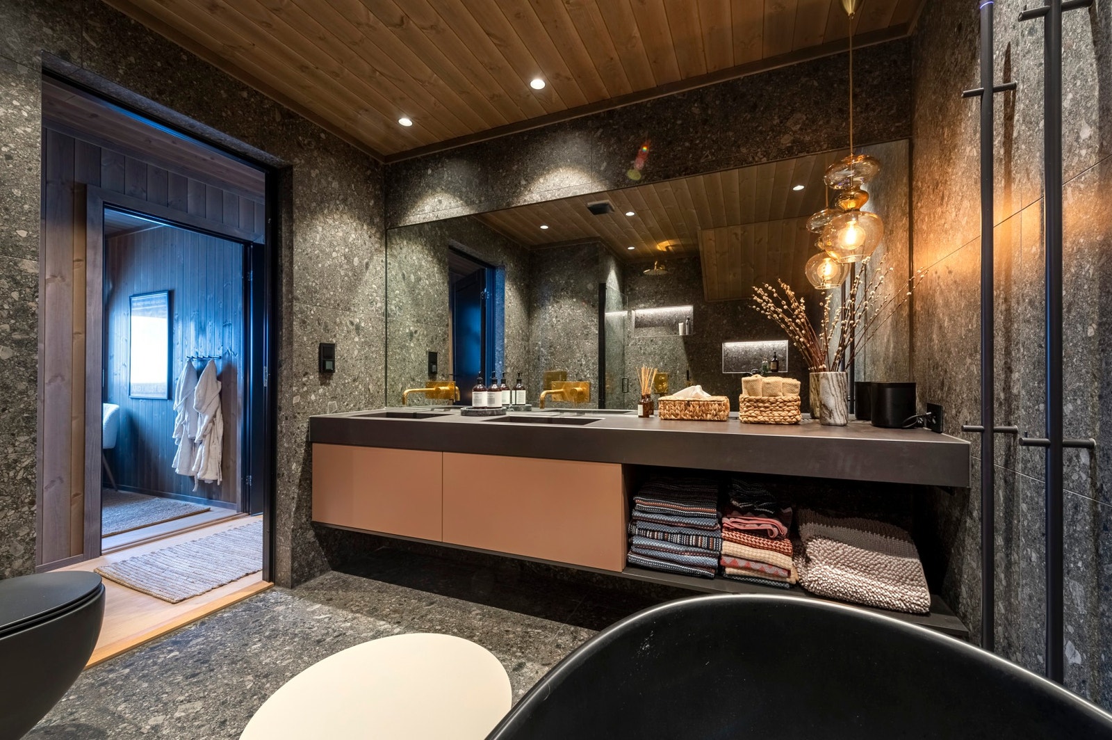 På hovedbadet er det benk/vask fra Dekton. Galleribilde