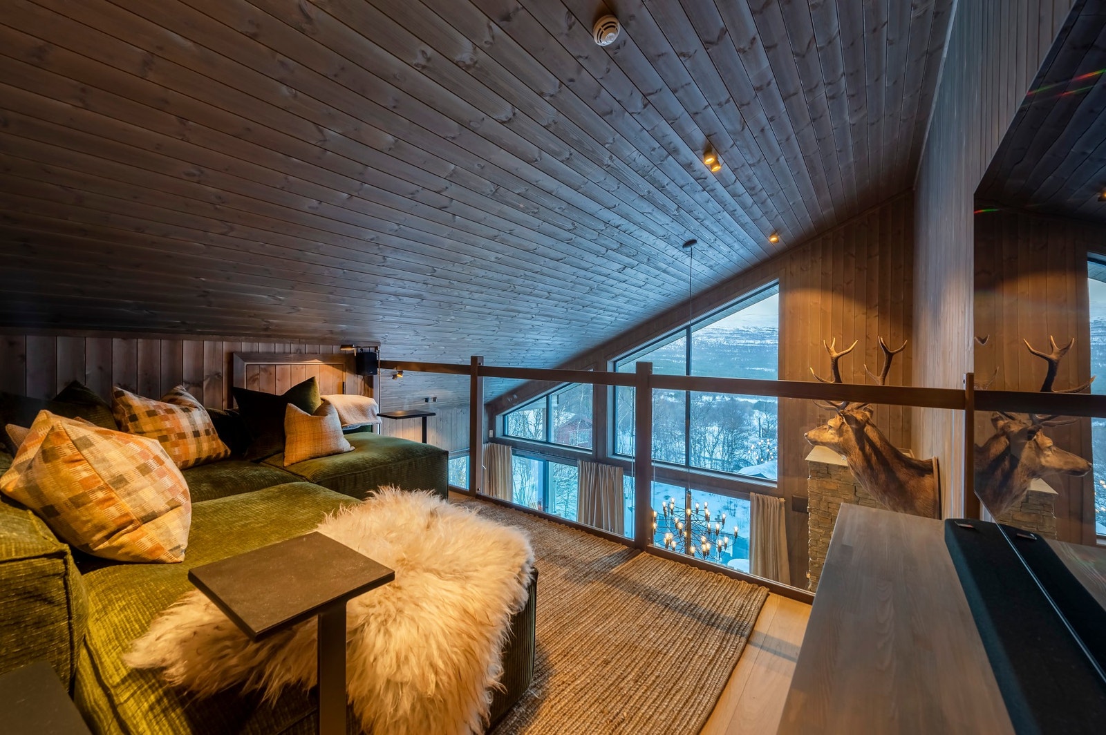 På loftet finner vi gang, ett soverom, bad og TV-stue. Galleribilde