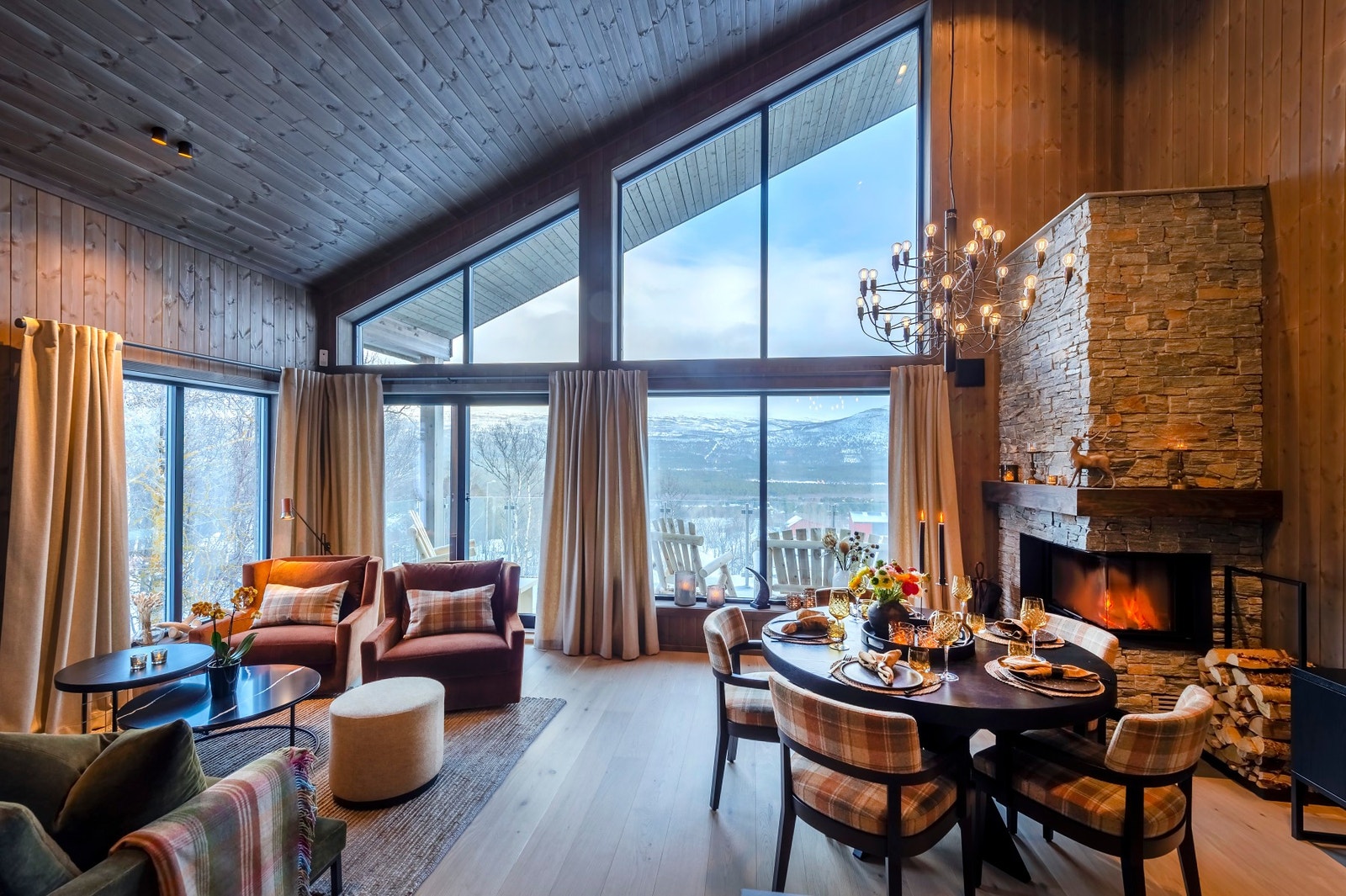 EiendomsMegler 1 ved Per Hårstad har gleden av å presentere en meget flott fritidsleilighet med ettertraktet beliggenhet i Gamle Kongeveg 365 L! Galleribilde