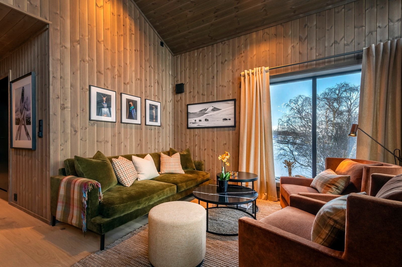 Fra stuen har man direkte utgang til leilighetens veranda som er på 13,7 kvm. Galleribilde