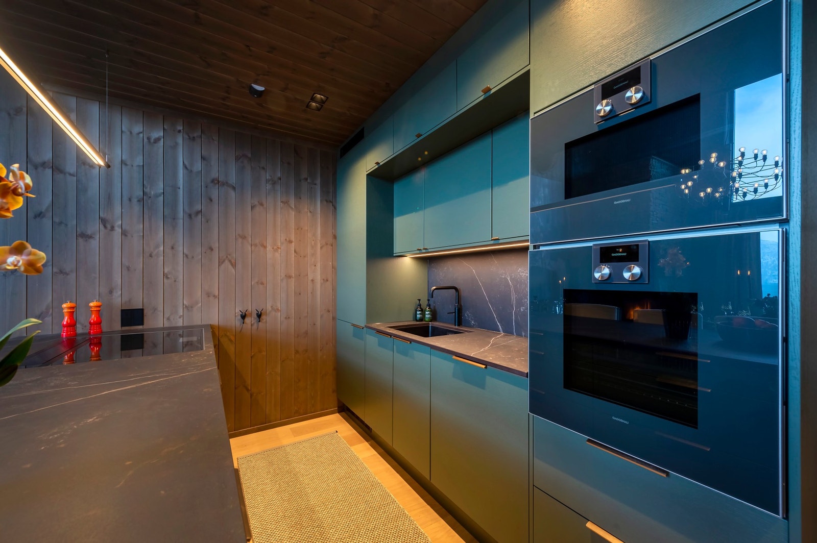 Kjøkkenet har blant annet Quooker Fusion Square, kjøleskap fra Gaggenau og oppvaskmaskin fra Miele. Galleribilde