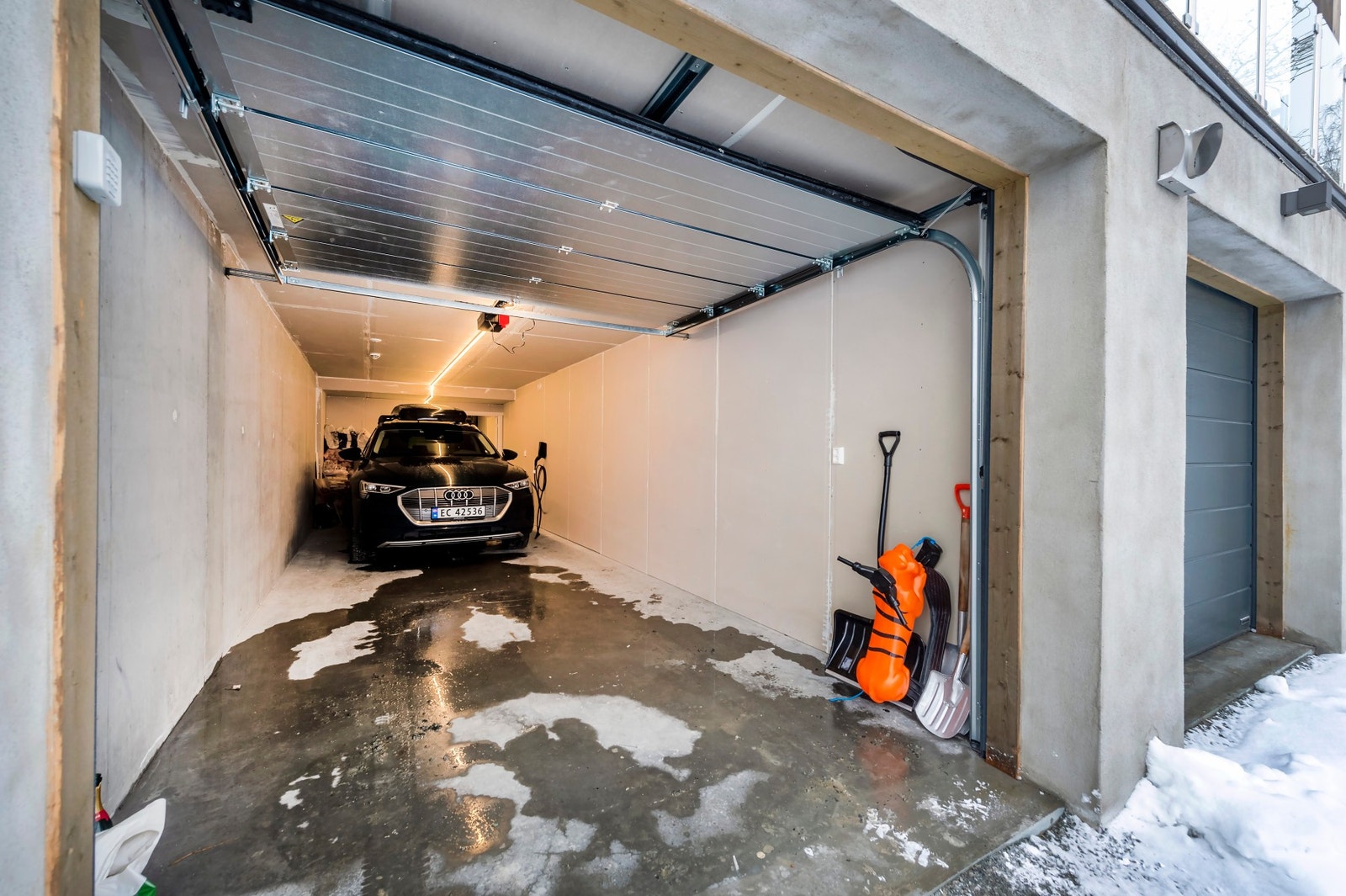 Leiligheten har privat dobbel garasje og bod. Galleribilde