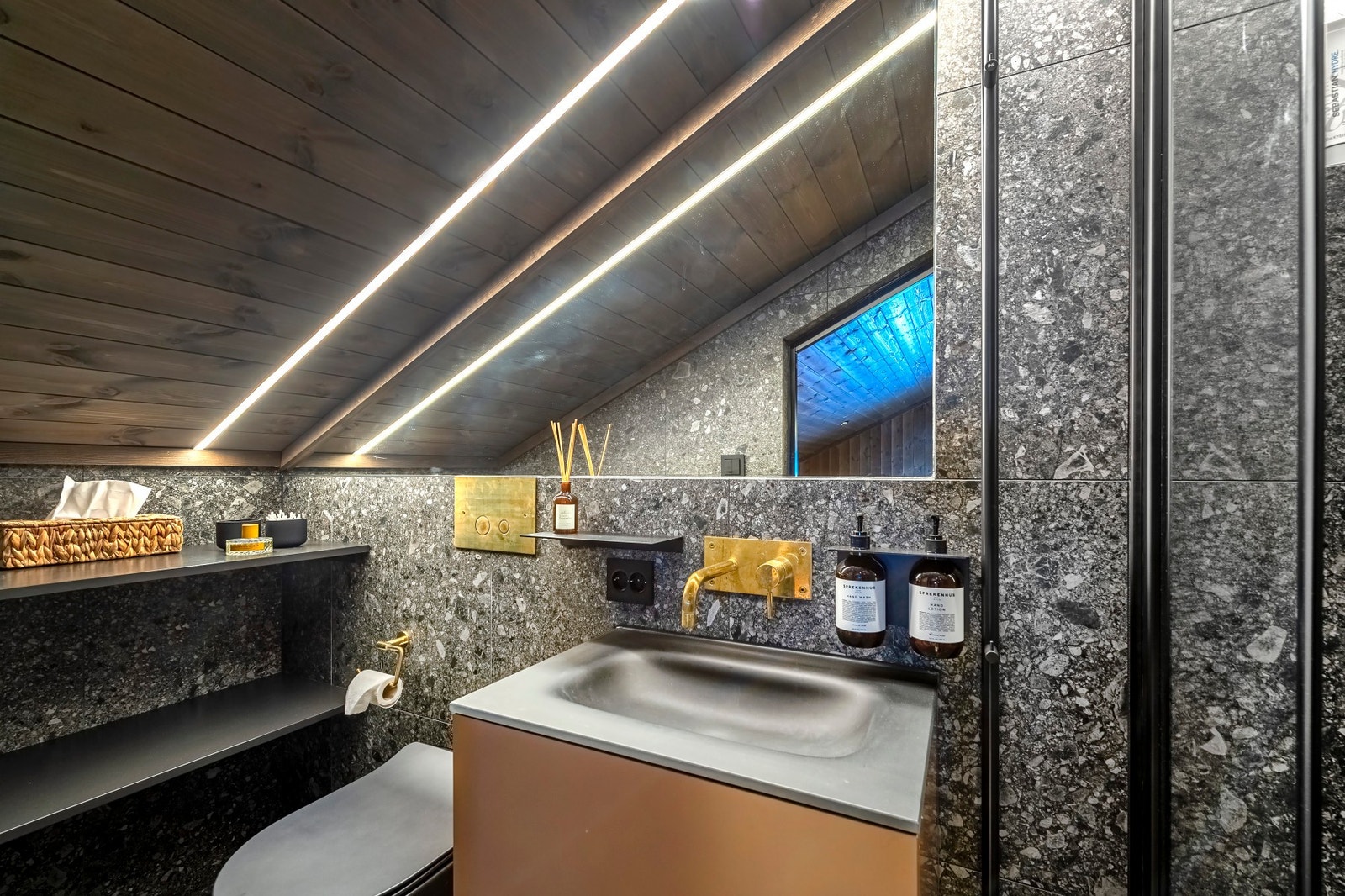 Bad i loftsetasjen med et gulvareal på 2,4 kvm. Galleribilde