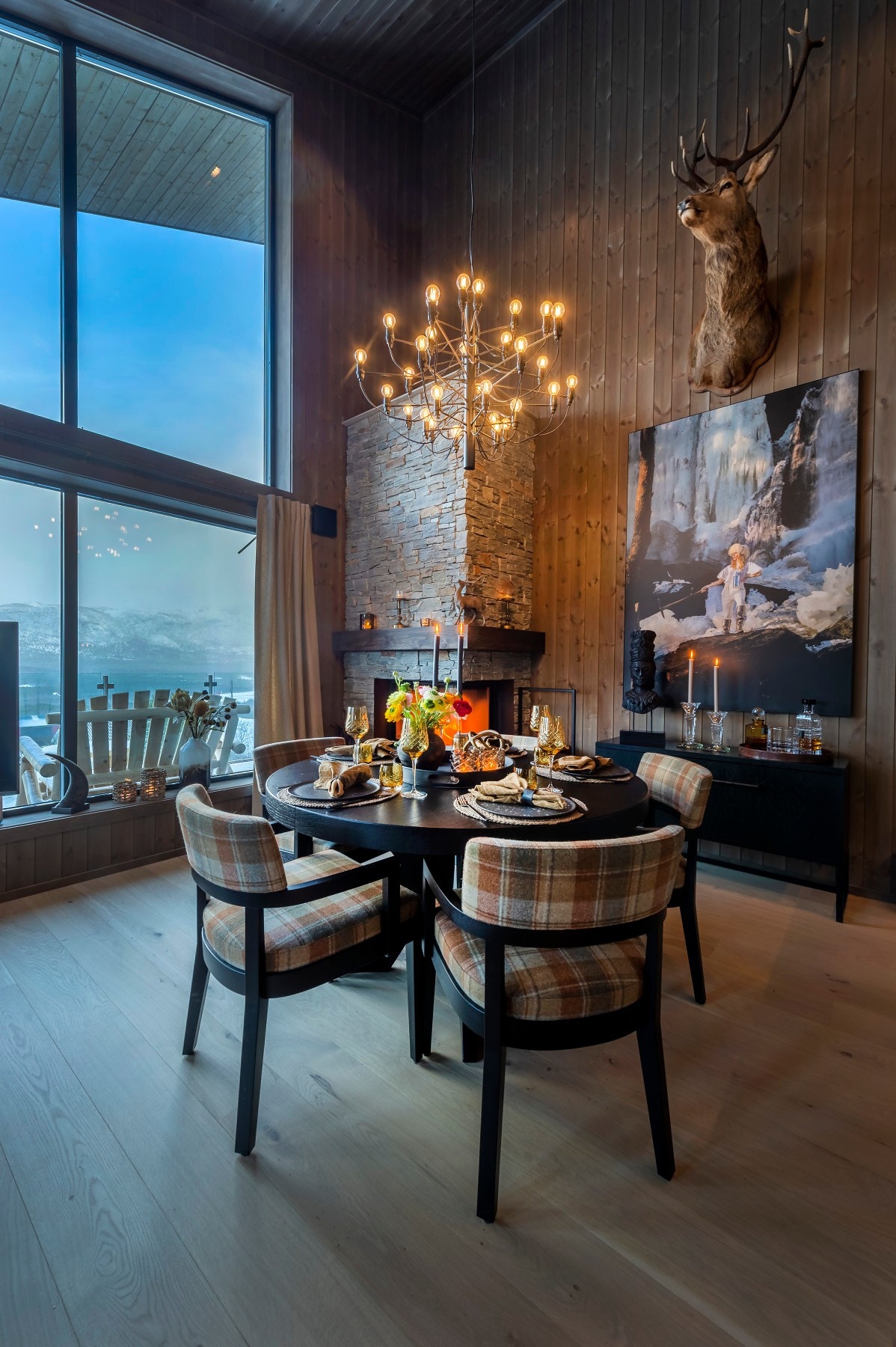 Leilighetens peis er fra Norheim Naturstein med med montert avsugsvifte. Galleribilde