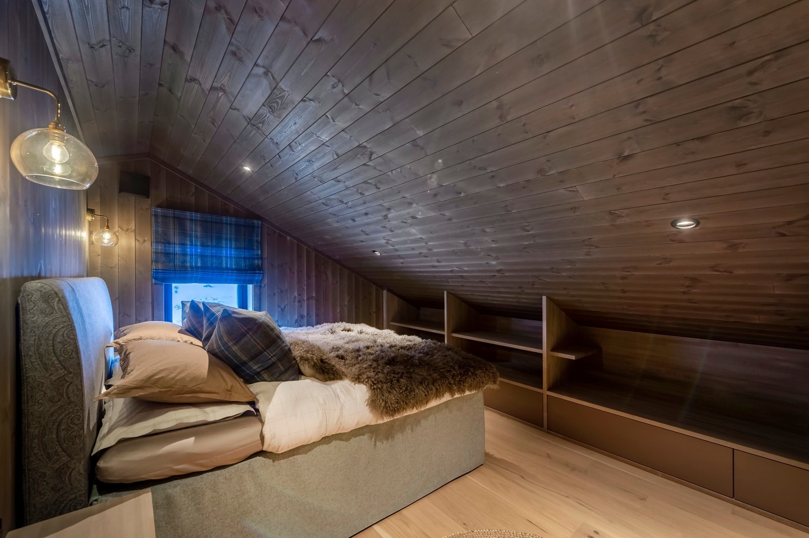 Det største soverommet er i loftsetasjen og har blant annet plassbygd garderobe. Galleribilde