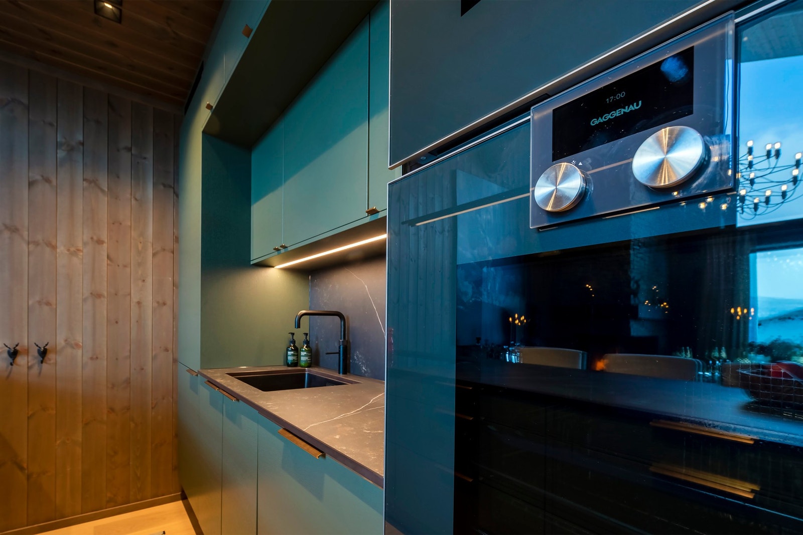 Integrerte hvitevarer som stekeovn, mikrobølgeovn, oppvaskmaskin, kjøleskap/fryser og platetopp med integrert ventilator. Galleribilde