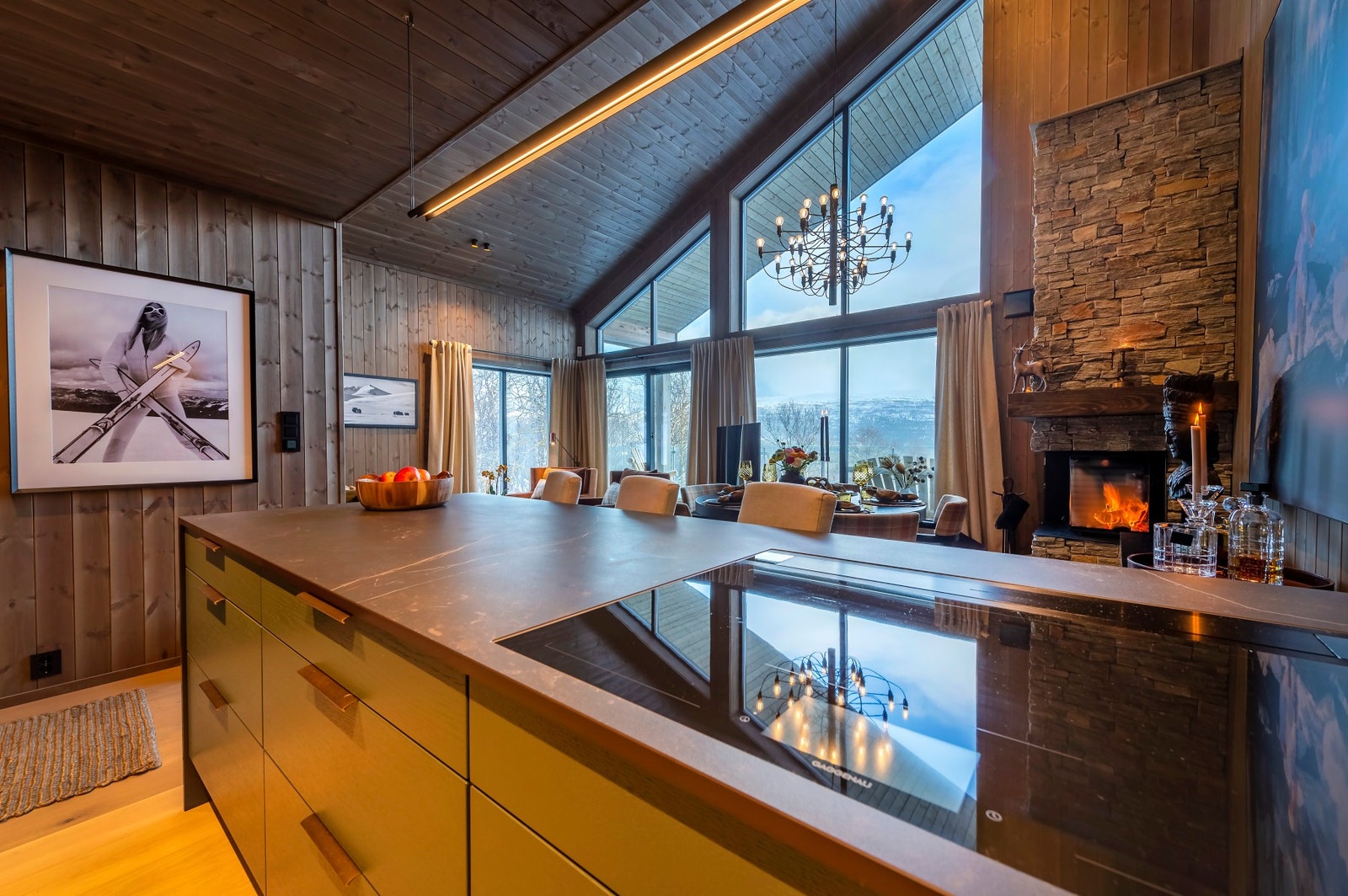 Kjøkkenet består av kjøkkeninnredning fra Sigdal med egen kjøkkenøy. Galleribilde