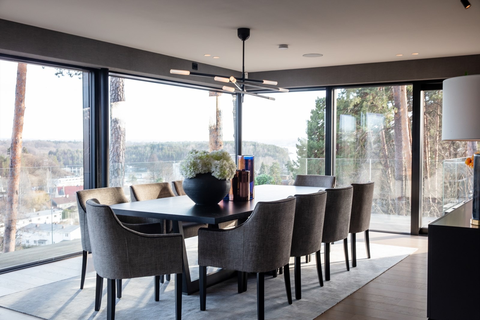 I hovedetasjen har den åpne stue- og kjøkkenløsningen glassflater fra gulv til tak som gir rommet en lys og luftig atmosfære. Her er det gasspeis, og god plass til spisebord og sittegruppe. Galleribilde