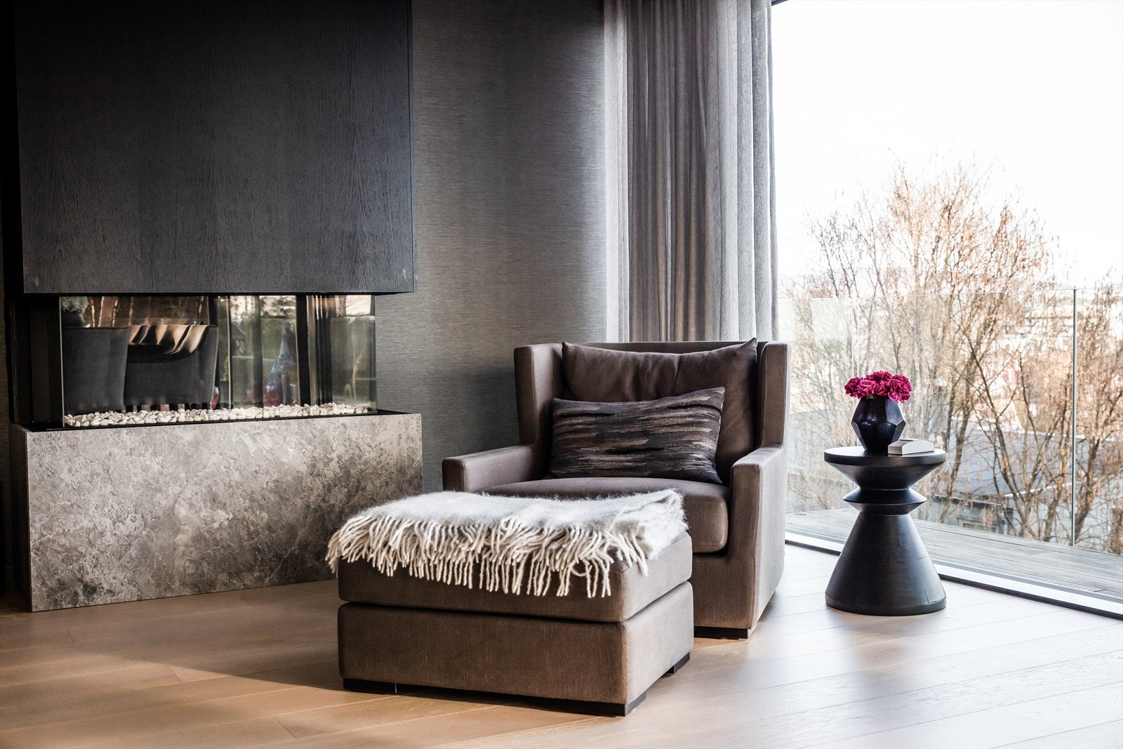 Solid 1-stavs parkett av høy kvalitet og glattmalte vegger med listefri overgang til tilsvarende himling utgjør de primære materialene som brukes gjennom alle oppholdsrommene. Galleribilde