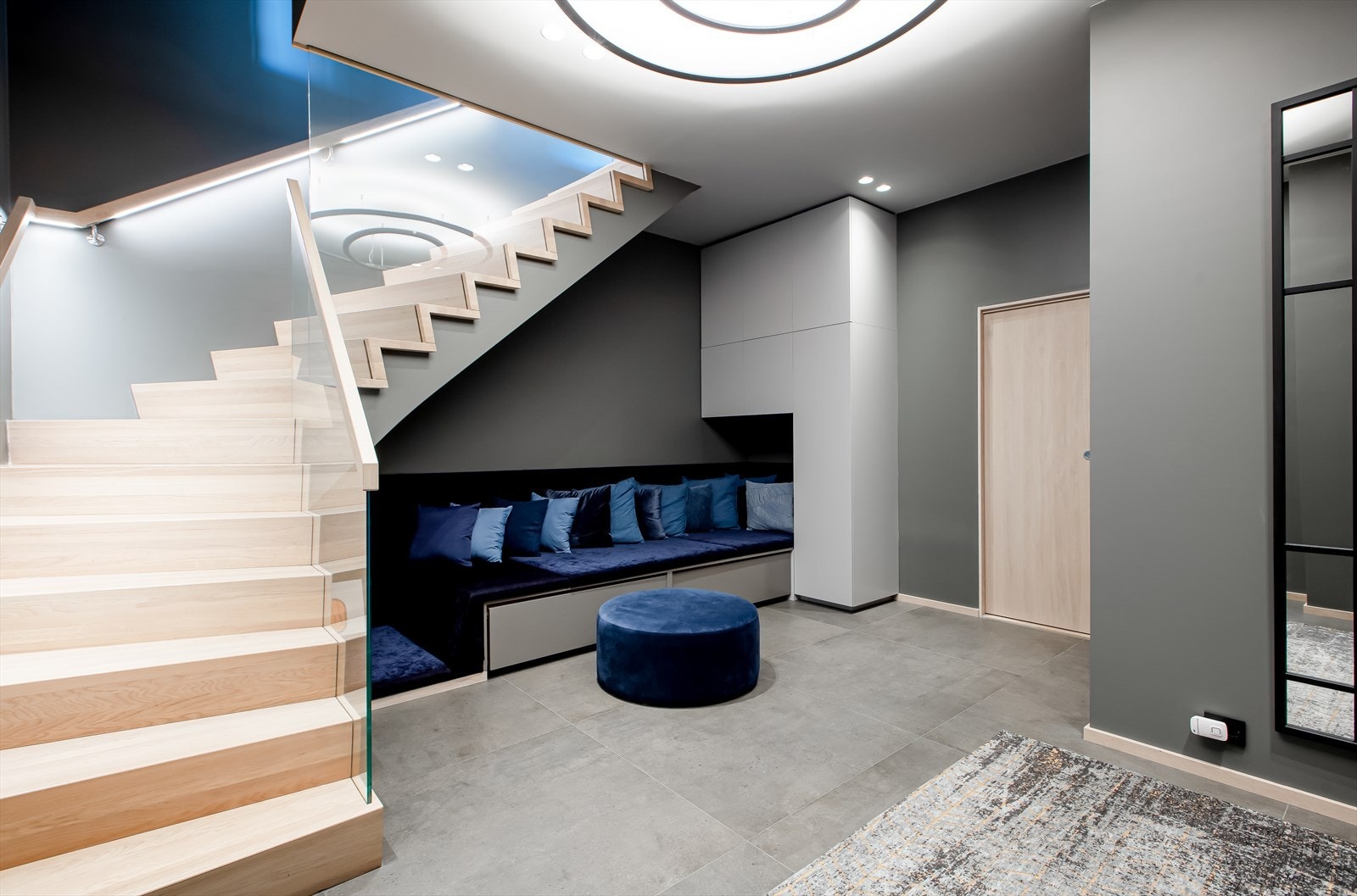 Spesialdesignet garderobe og sofaseksjon i underetasje fra møbelsnekker Hole Design på Skøyen. Galleribilde